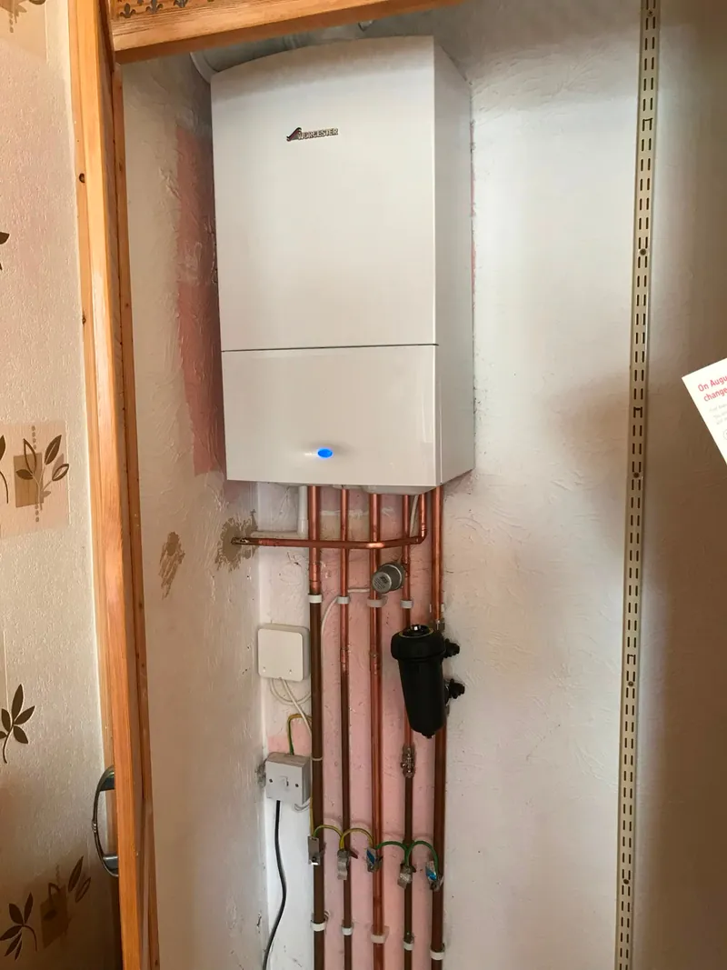 Worcester boiler with magnetic system filter and copper pipework