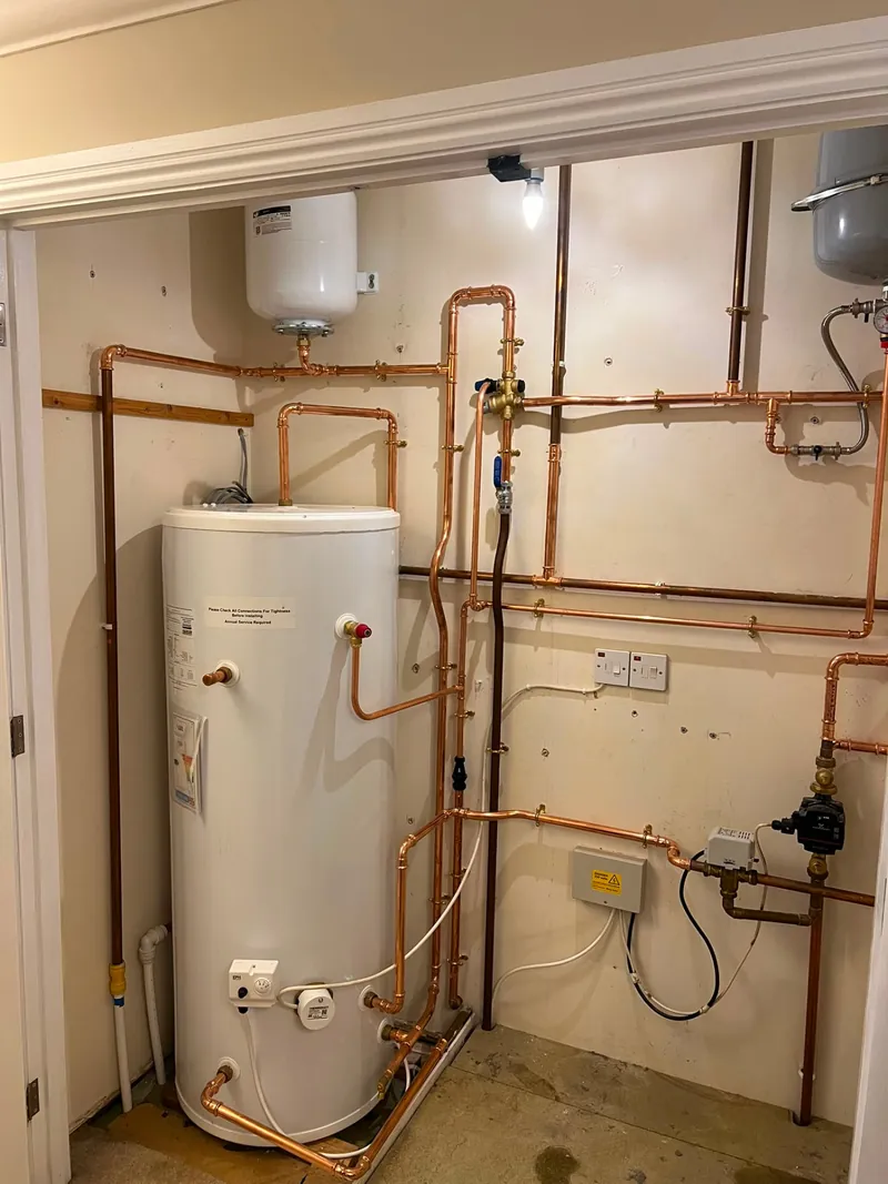 Unvented cylinder installation with expansion vessel in a utility cupboard